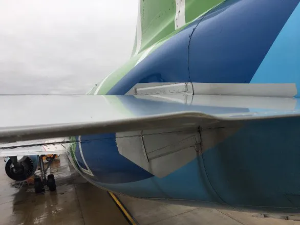 Hiện trường vụ hai máy bay Airbus A321 va nhau tại sân bay Nội Bài. 