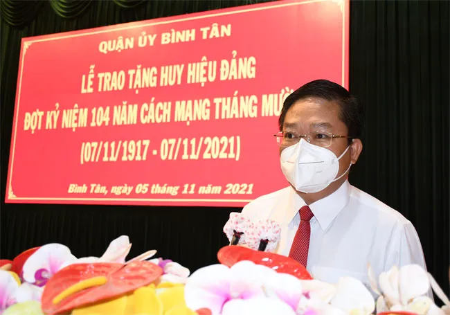 Bí thư Quận ủy quận Bình Tân Lê Văn Thinh phát biểu ôn lại kỷ niệm 104 năm Cách mạng Tháng Mười Nga (7/11/1917 – 7/11/2021).