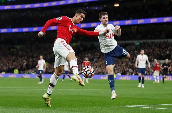 Cavani gặp chấn thương - Ronaldo sẽ chạm mốc 800 bàn trong trận derby Manchester?