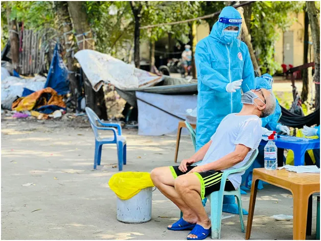  Lực lượng lấy mẫu đến từ Bệnh viện đa khoa Hóc Môn đang lấy mẫu xét nghiệm nhanh cho người dân trong khu vực có ổ dịch cộng đồng.
