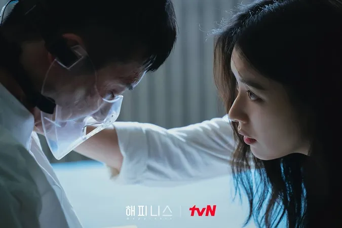 Happiness review: Phim kinh dị mới của Han Hyo Joo và Park Hyung Sik có gì hấp dẫn? 3