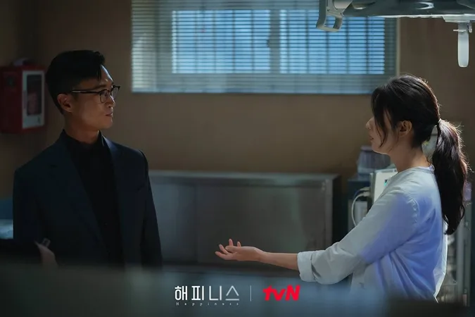 Happiness review: Phim kinh dị mới của Han Hyo Joo và Park Hyung Sik có gì hấp dẫn? 6