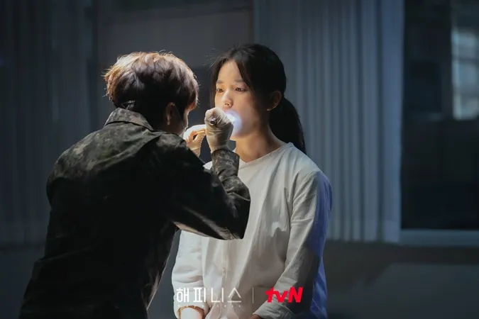 Happiness review: Phim kinh dị mới của Han Hyo Joo và Park Hyung Sik có gì hấp dẫn? 7