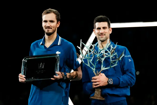 Những cột mốc đang chờ Nole chinh phục - Djokovic chung bảng Tsitsipas ở ATP Finals