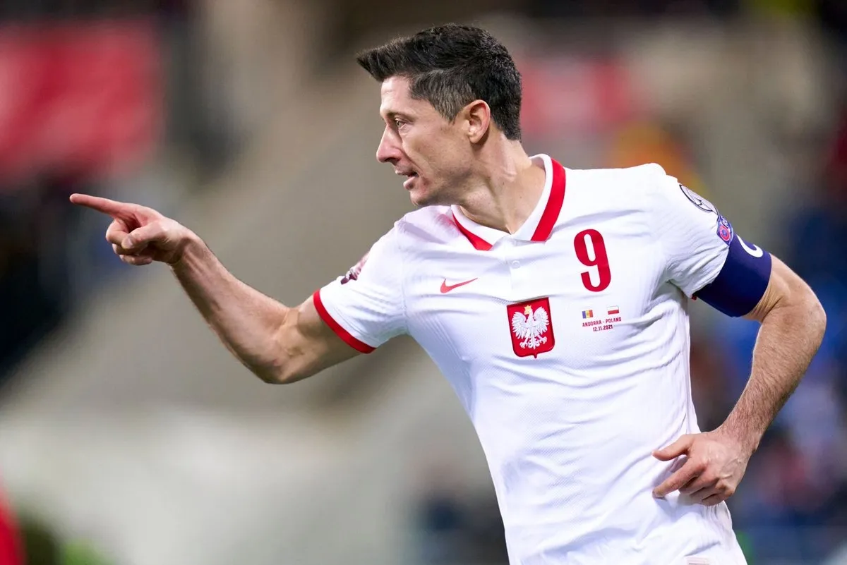 Lewandowski cán mốc 62 bàn trong năm 2021 - Cầu thủ Andorra nhận thẻ đỏ chỉ sau 10 giây