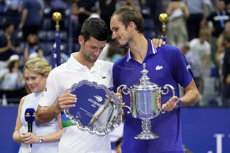 Djokovic quyết vô địch ATP Finals - Ủng hộ Medvedev tiêm vắc-xin