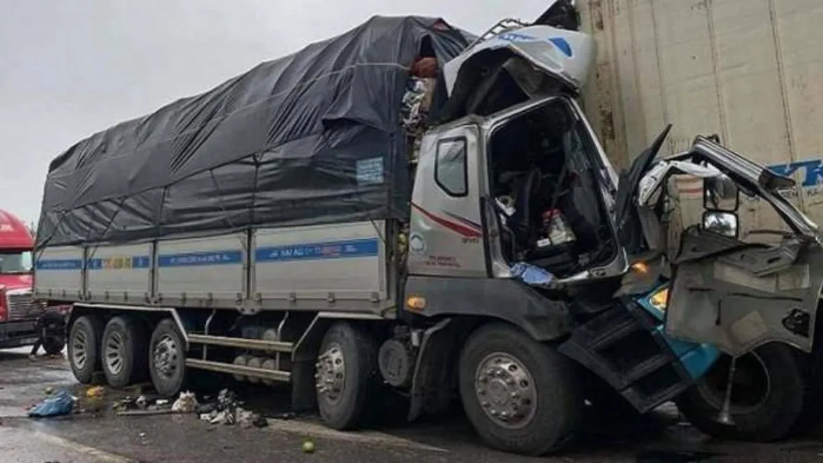 Tin tức tai nạn giao thông hôm nay 15/11/2021: Xe tải tông đuôi xe container, 2 người tử vong 1