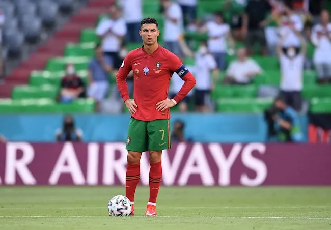 Ronaldo bật khóc sau trận thua Serbia - Xác định 9 đội bóng giành vé dự World Cup 2022