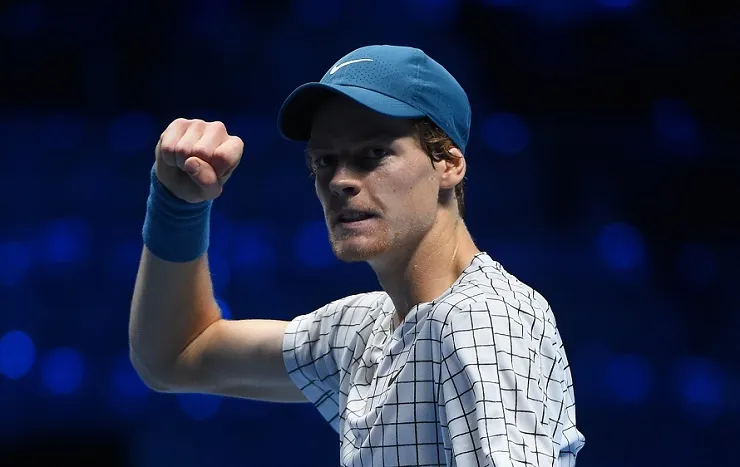 ATP Finals 2021: Nhọc nhằn hạ Zverev, Medvedev giành vé đầu vào bán kết