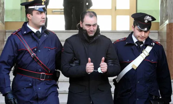Một thành viên của băng đảng Ndrangheta bị bắt tại thành phố Reggio Calabria, Ý - Ảnh: AP