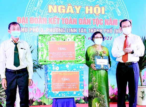 Bí thư Thành ủy TPHCM Nguyễn Văn Nên tặng quà nhân dân khu phố 3, phường Linh Tây, TP Thủ Đức.
