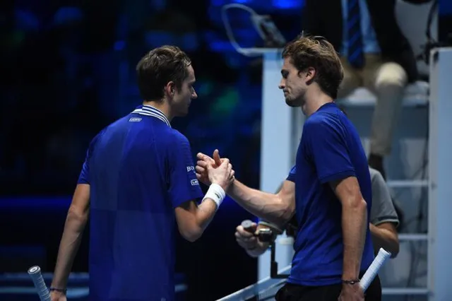 ATP Finals 2021: Nhọc nhằn hạ Zverev, Medvedev giành vé đầu vào bán kết