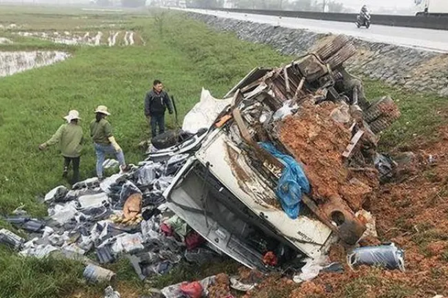 Tin tức tai nạn giao thông hôm nay 19/11/2021: Ôtô lao xuống đèo Mã Pì Lèng, 3 người tử vong 3