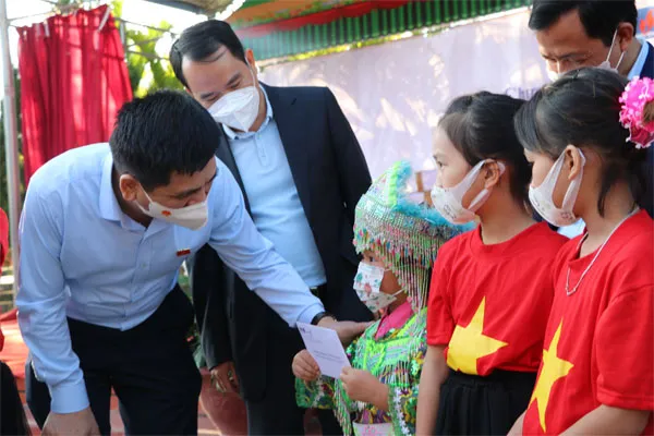 mon-qua-nghia-tinh-gieo-chu-tren-non-cao-voh.com.vn-anh1