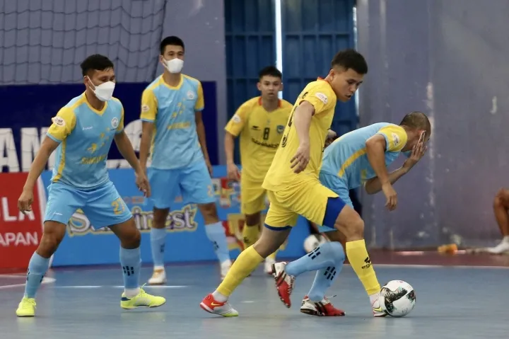 Giải Futsal VĐQG 2021: Sanvinest Khánh Hòa đeo khẩu trang đấu Sahako