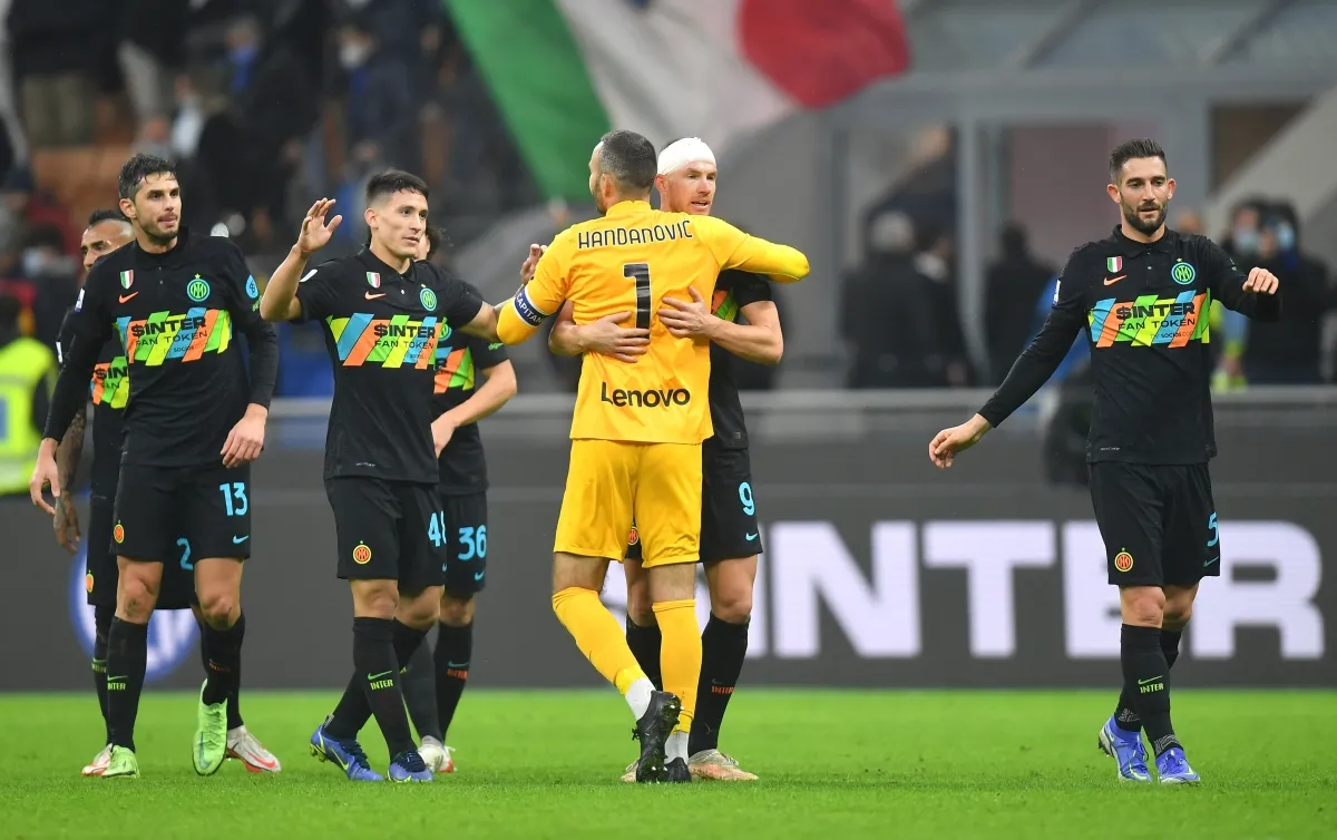 Inter ngắt mạch trận bất bại của Napoli - Roma nhọc nhằn giành chiến thắng