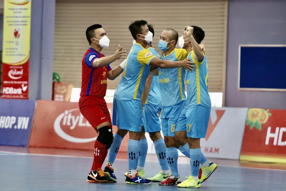 Giải Futsal VĐQG 2021: Sanvinest Khánh Hòa đeo khẩu trang đấu Sahako