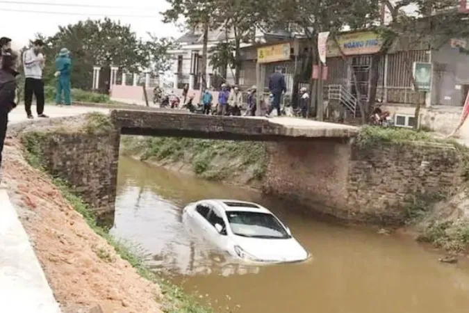 Tin tức tai nạn giao thông hôm nay 23/11/2021: 4 học sinh văng khỏi xe đưa đón, 1 em tử vong 3