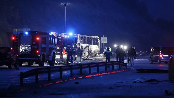 Giới chức Bulgary có mặt tại hiện trường vụ cháy xe buýt vào ngày 23/11/2021