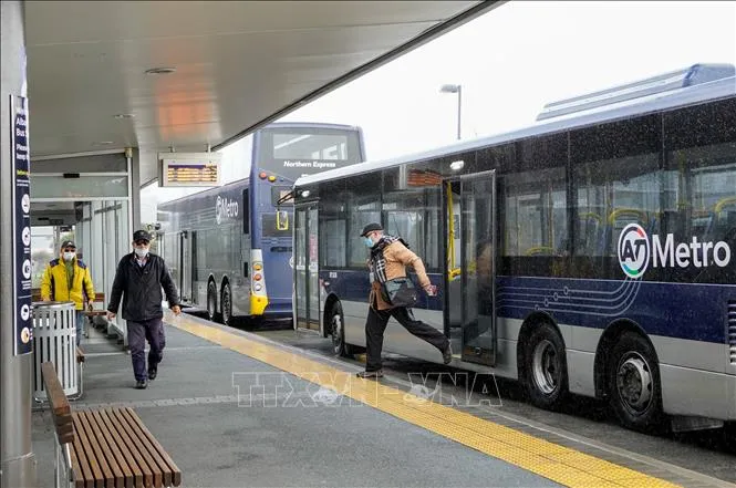 Người dân đeo khẩu trang tại một bến xe buýt ở Auckland, New Zealand.