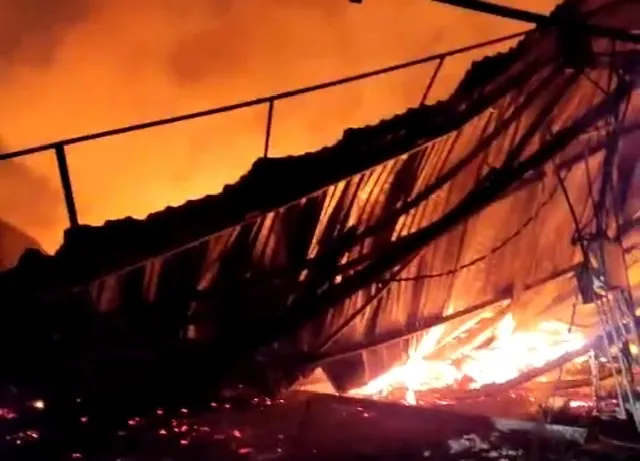 Cháy lớn thiêu rụi xưởng gỗ 1000 m2 ở phường Thạnh Xuân, Quận 12