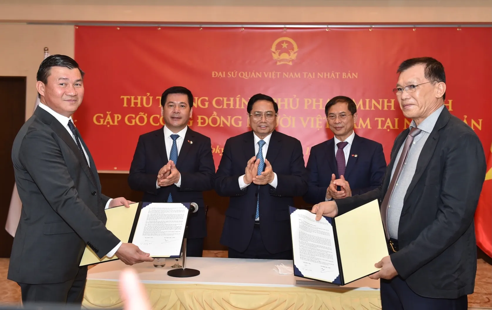 Thủ tướng chứng kiến trao văn bản hợp tác giữa công ty DIC và Hiệp hội Doanh nghiệp Việt Nam tại Nhật Bản. Ảnh: VGP