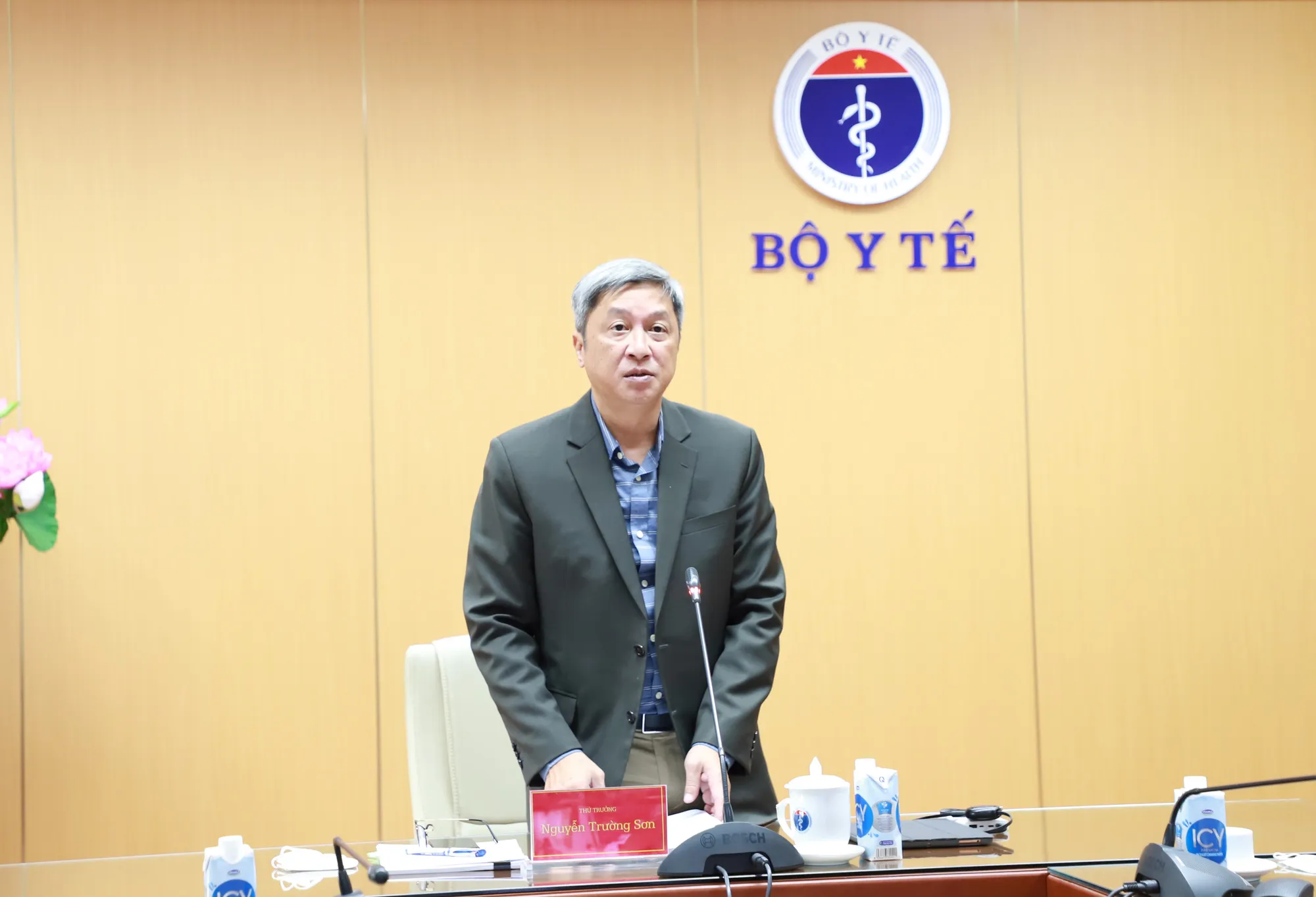 Thứ trưởng Nguyễn Trường Sơn thông tin: Bộ Y tế cũng chuẩn bị một số phương án về thuốc khác để phục vụ điều trị bệnh nhân COVID-19 như thuốc favipiravir, thuốc Avigan Bộ Y tế đã có kế hoạch phân bổ cho các địa phương