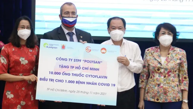 Ủy ban Mặt trận Tổ quốc Việt Nam TPHCM tiếp nhận 10.000 ống thuốc điều trị Covid -19.
