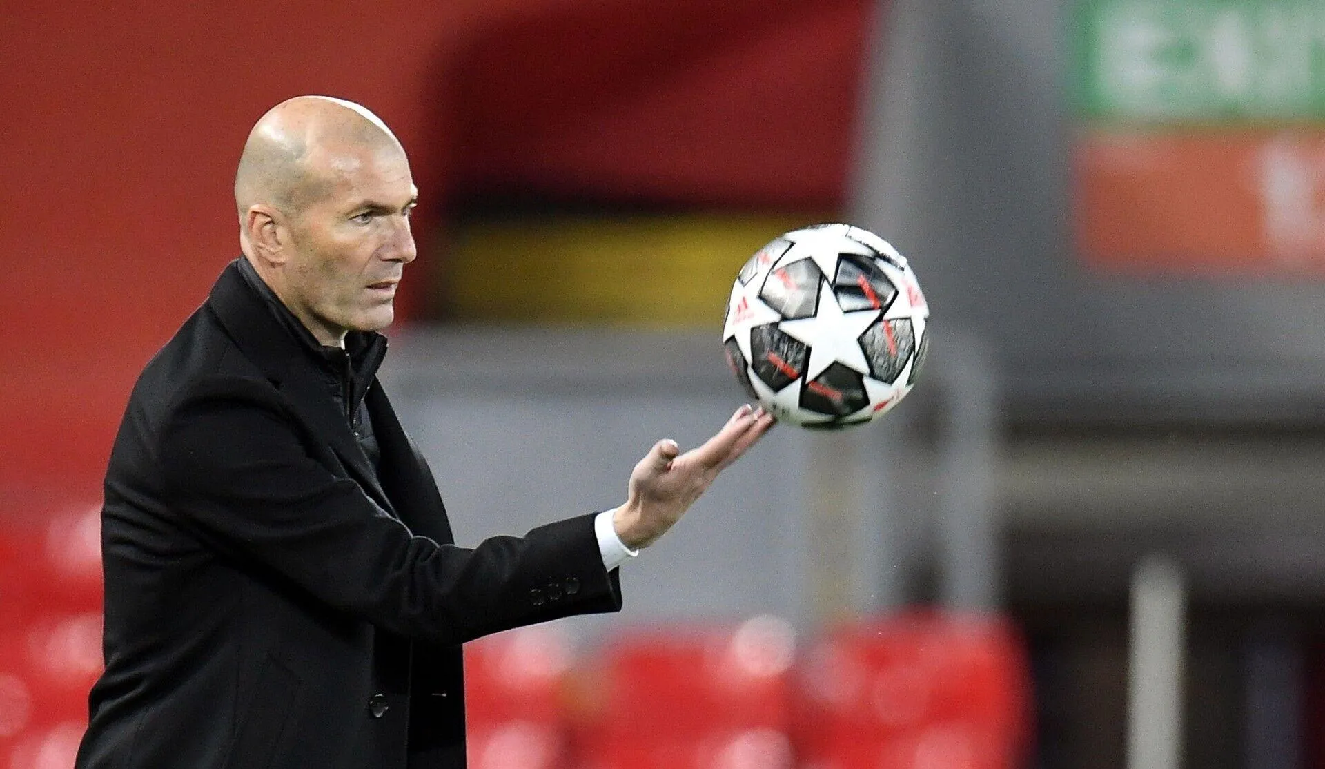 Sếp lớn PSG lên tiếng về tin đồn đang liên hệ với HLV Zidane