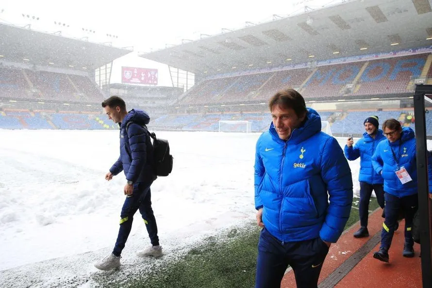 Tuyết rơi dầy đặt khiến trận đấu của Burnley vs Tottenham bị hoãn