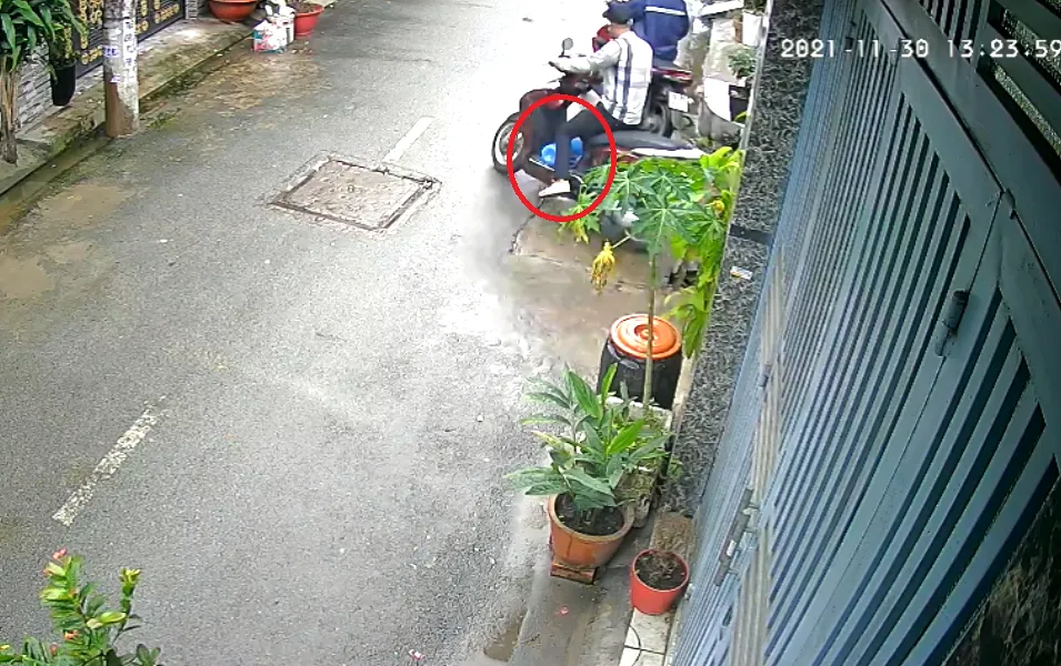 Camera ghi lại hai thanh niên chở nhau trên xe máy chạy vào con hẻm