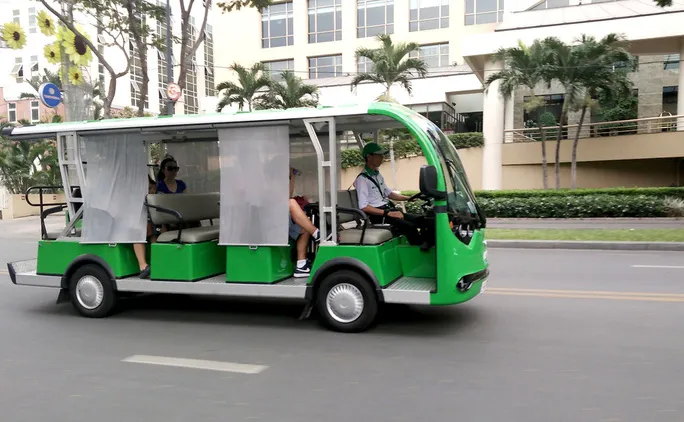 Xe buýt điện chở khách tham quan khu Phú Mỹ Hưng, quận 7