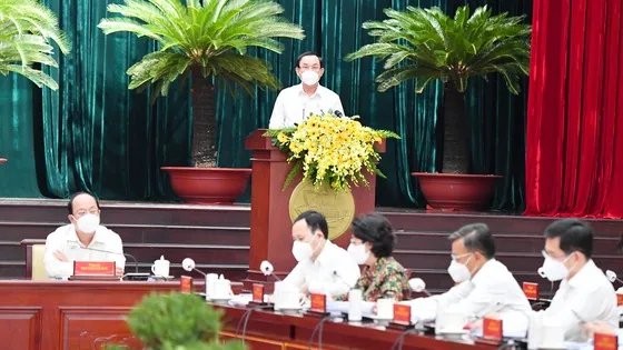 Bí thư thành ủy Nguyễn Văn Nên phát biểu tại hội nghị