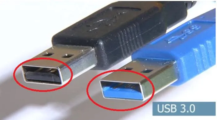 Thường thì USB 2.0 sẽ luôn có màu đen còn cổng USB 3.0 sẽ có màu xanh da trời 