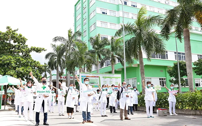  Lực lượng Y bác sĩ bệnh viện Hoàn Mỹ ra quân tiêm vắc xin.