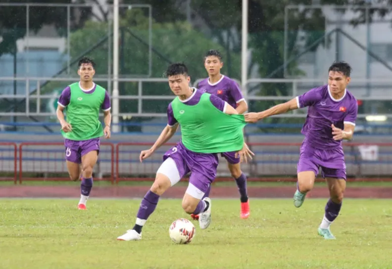 AFF Cup 2020: ĐT Việt Nam dầm mưa tập luyện - Một đội tuyển bị phạt nặng