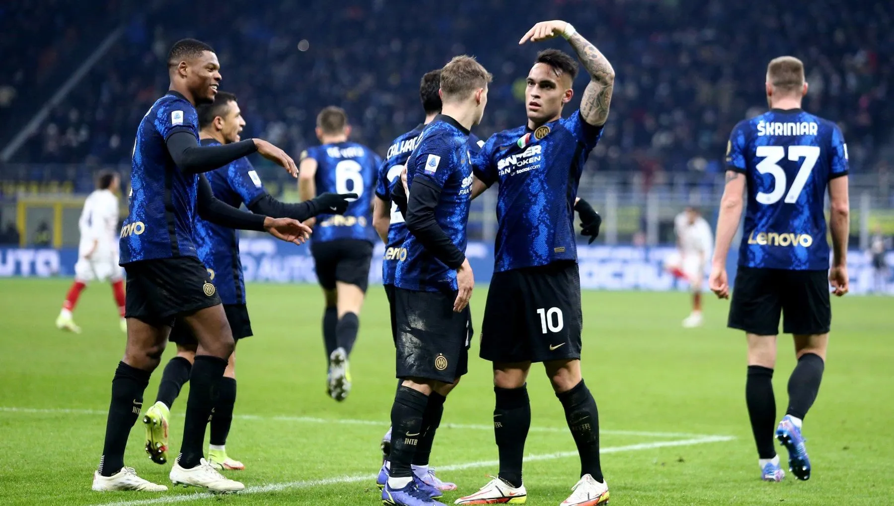 Hủy diệt Cagliari, Inter Milan chiếm đỉnh bảng Serie A