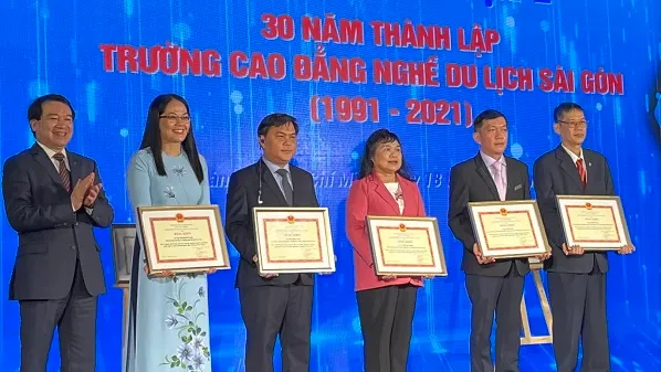 Trường Cao đẳng nghề du lịch Sài Gòn nhận bằng khen của Bộ LĐTBXH 1