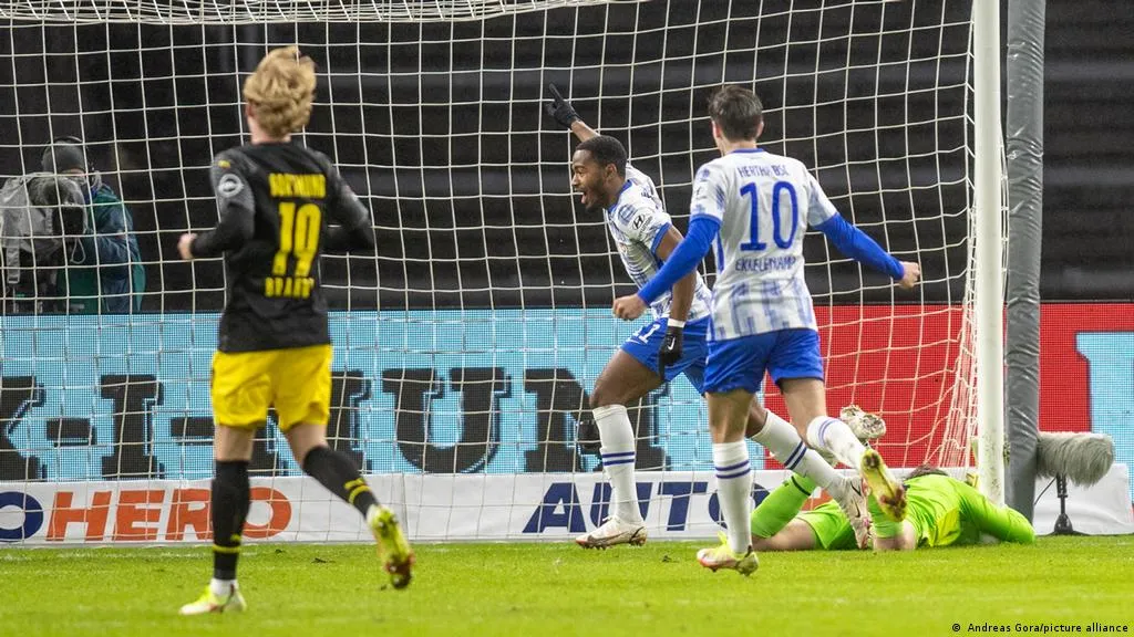 Dortmund xảy chân trên sân Hertha Berlin - Kimmich tổn thương phổi nghiêm trọng