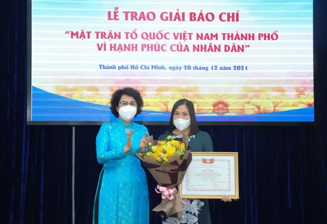 Chủ tịch Ủy ban Mặt Trận Tổ quốc Việt Nam TPHCM Tô Thị Bích Châu trao giải Đặc biệt cho tác giả Nguyễn Thị Phương Dung