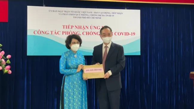 Bà Tô Thị Bích Châu, Chủ tịch Ủy ban MTTQ Việt Nam tiếp nhận kinh phí phòng, chống dịch 