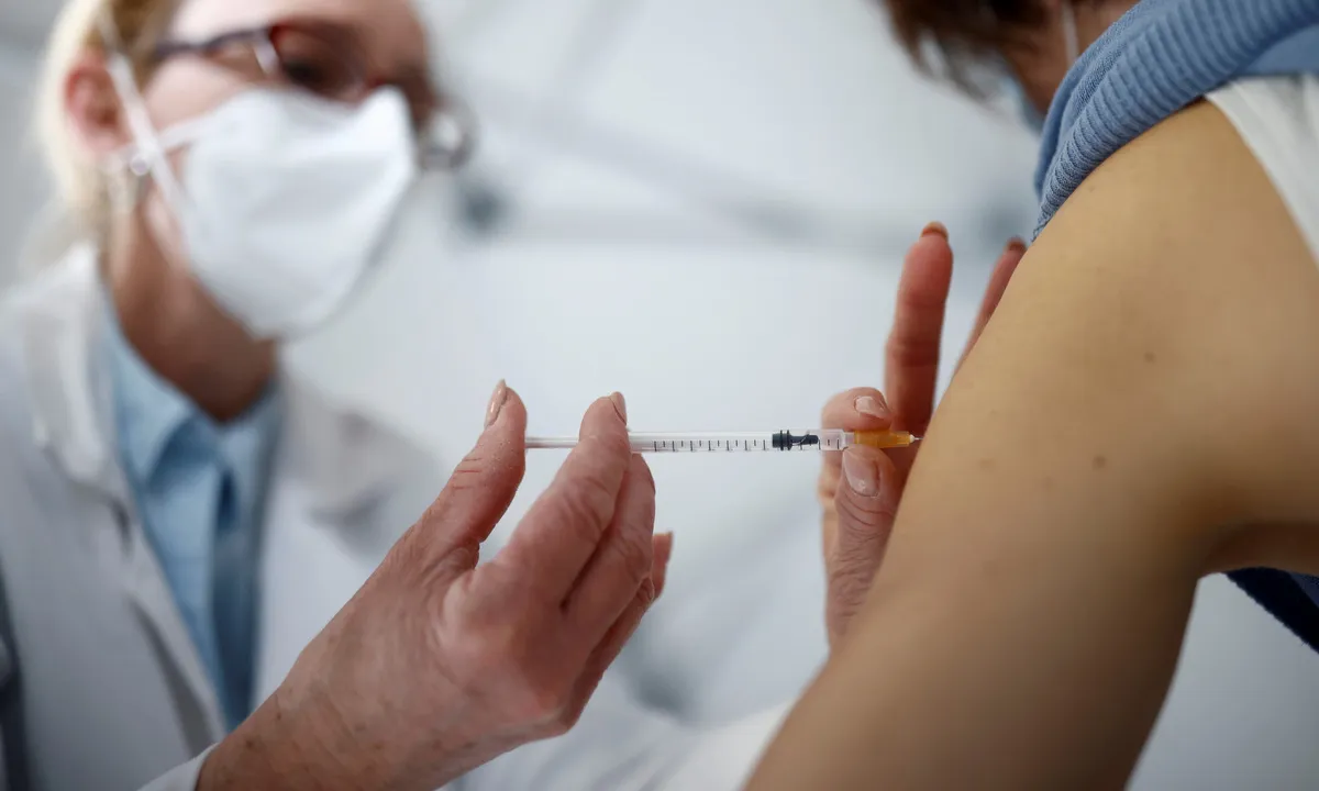 Tin nóng trưa 21/12: EU phê duyệt vaccine của Novavax 1