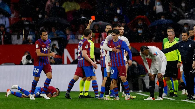 Barca hòa nhọc 10 người Sevilla - Real mất hàng loạt cầu thủ