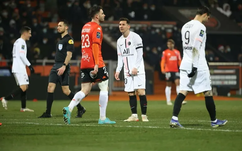 PSG hòa thất vọng trên sân Lorient - Fan PSG phấn khích khi Ramos nhận thẻ đỏ