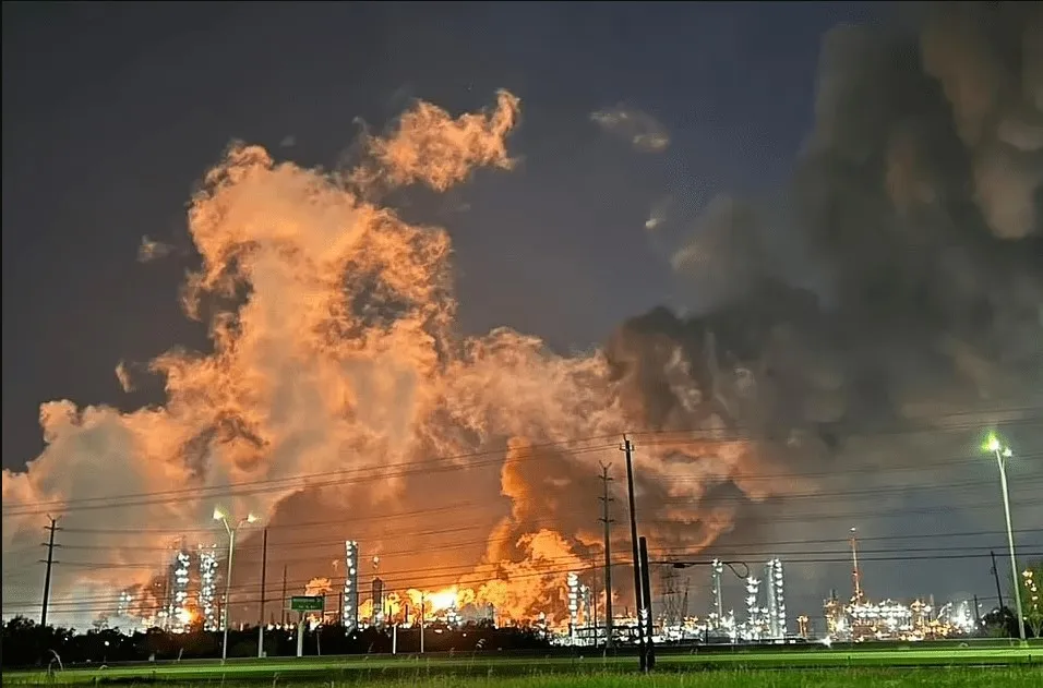 Mỹ: Cháy lớn tại nhà máy lọc hóa dầu của Exxon Mobil