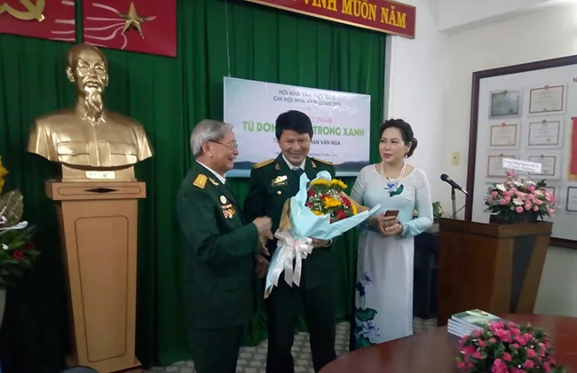 Đại tá Phan Văn Nga tặng hoa cho Đại Tá Đoàn Hoài Trung, Ủy viên Ban chấp hành Chi hội Nhà văn quân đội phụ trách phía nam