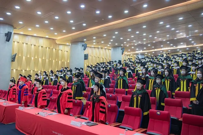 Đại học Quốc tế Hồng Bàng trao bằng tốt nghiệp năm học 2020 – 2021 cho các tân khoa 2
