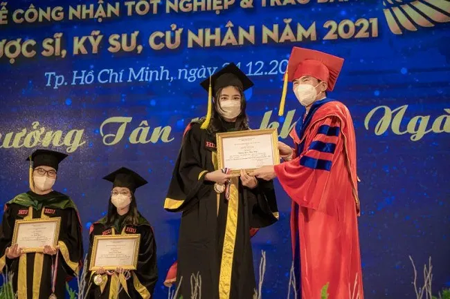 Đại học Quốc tế Hồng Bàng trao bằng tốt nghiệp năm học 2020 – 2021 cho các tân khoa 1