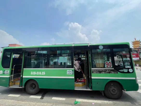 Hành khách đi xe buýt có thể sử dụng vé tập 2021 đến hết tháng 6/2022 1
