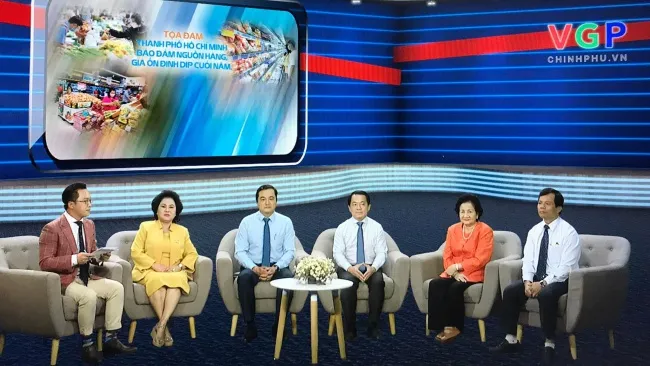 Các khách mời tại tọa đàm “Thành phố Hồ Chí Minh bảo đảm nguồn hàng, giá cả ổn định dịp cuối năm”.